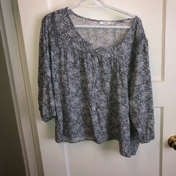 Women's Ricki’s Blue Floral Top xl. Rayon fabric makes it cool wearing - Picture 10 of 10